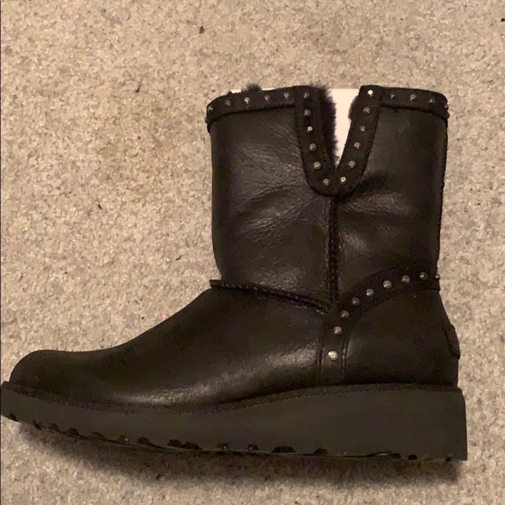 Women’s black leather Uggs size 8.5